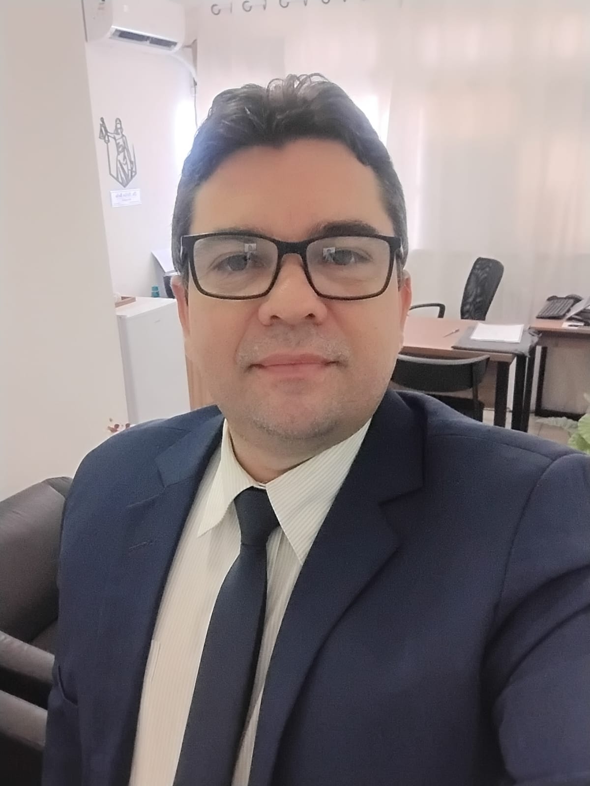 Dr. Hélio Belo no escritório